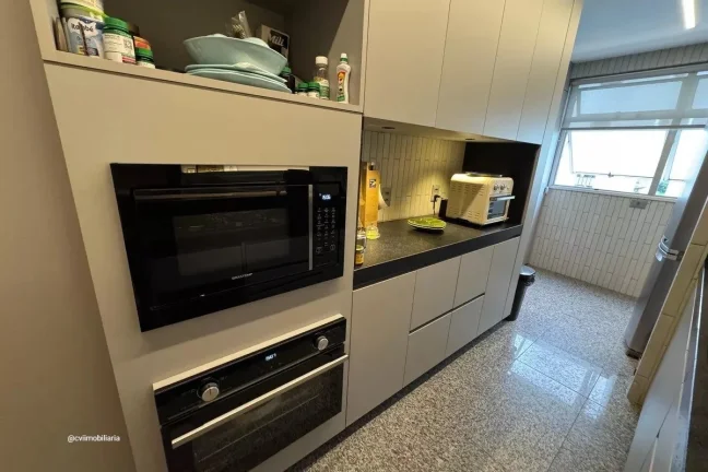 Imagem Este espaçoso apartamento de 95 metros quadrados está localizado no prestigiado bairro Funcionári...