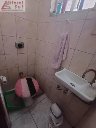 Imagem Imperdível! Casa à venda em Praia Grande-SP, bairro Tupi. 2 quartos, 1 sala, 2 banheiros, 1 vaga de garagem. Agende sua visita!