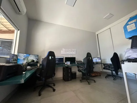 Imagem Casa completa com 3 dormitórios com ar-condicionado e suíte master no Residencial Morumbi, Uberaba