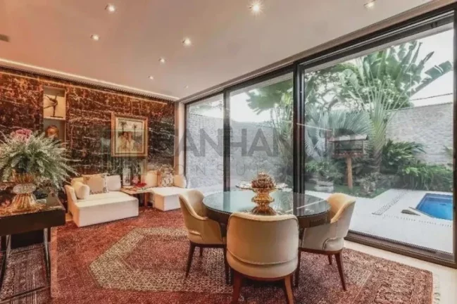 Imagem Descubra a verdadeira definição de luxo e sofisticação nesta deslumbrante casa no condomínio fechado do Jardim Europa. Com uma construção impecável de