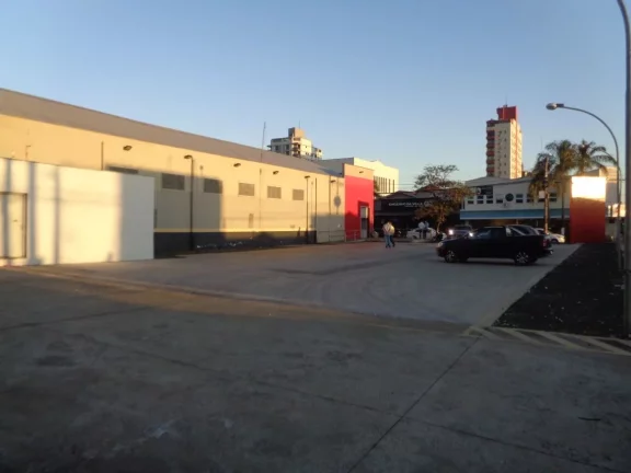 Barracão com 330m² de construção e 330m² de vagas localizado na Vila Rezende com banheiros e co...