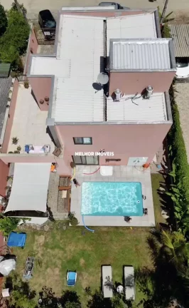 Imagem Casa Duplex á venda com 4 dormitórios localizada na praia Mariscal em Bombinhas.