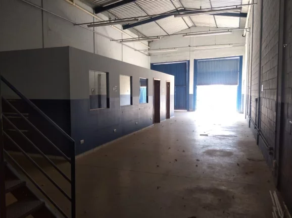 Imagem Barracão Ótima Localização com 600m², com duas salas , copa com gabinete, mezanino com mais 02 ...