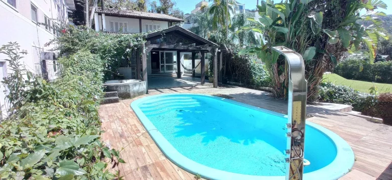 Imagem Casa com 4 dormitórios (2 suítes) à venda, 326 m² - Lagoa da Conceição - Florianópolis/SC (TRAPICHE EXLUSIVO COM ACESSO À LAGOA)