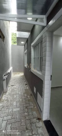 Imagem Casa sobreposta baixa NOVA a venda com 2 dormitórios, garagem, quintal.