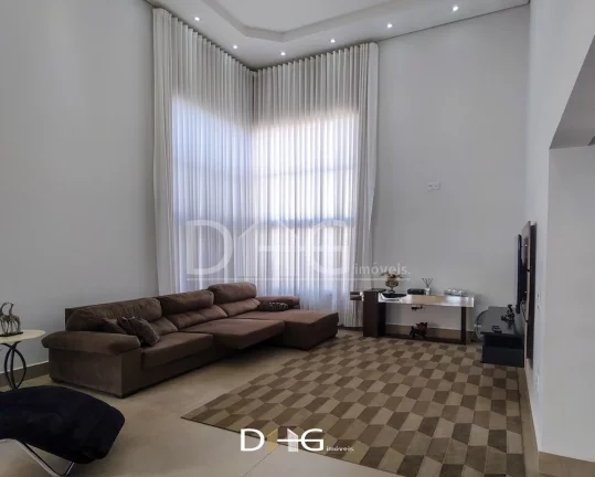 Imagem Casa de alto padrão térrea com 03 suítes, com ar condicionado, suíte master conta com closet, banheiro já com duas cubas e dois chuveiros;