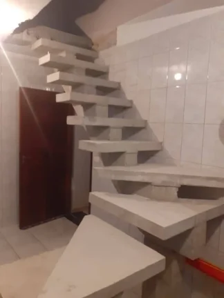 Imagem Sobrado Grande com 235 m² 3 Dormitórios e 2 vagas de Gargens