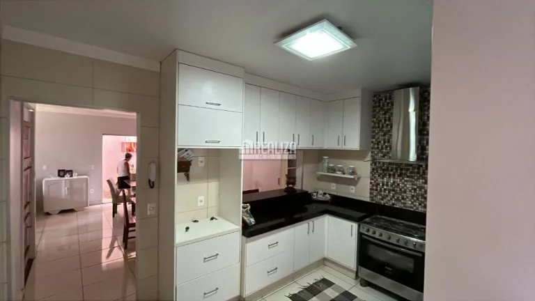 Imagem Casa padrão com 3 dormitórios e piscina climatizada no Parque das Américas