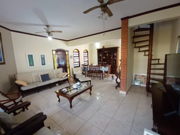 Imagem Casa á venda em Peruíbe com 4 dormitórios, piscina e ampla área de lazer a apenas 550m da praia. Aproveite!!!