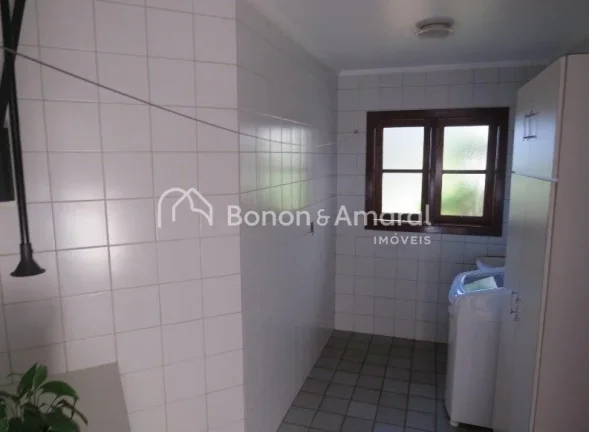 Imagem Linda residência em condomínio fechado de alto padrão, com ambientes amplos e aconchegantes. O im...