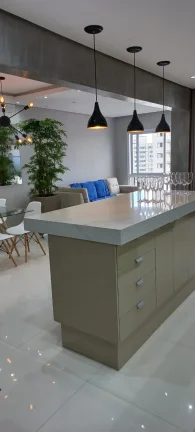 Imagem Apartamento 90 M², 3Q, 1 Suíte, 2 Banheiros, 1 Vaga, Semi-mobiliado, Luminárias, Led, Cozinha com ilha.