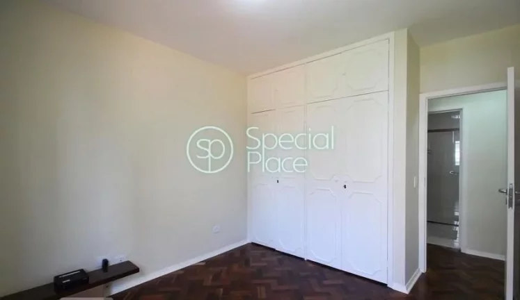 Imagem Excelente apartamento com cômodos amplos, arejados e claros. Localização excelente muito próximo...