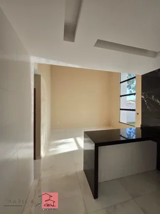 Imagem CASA NOVA LINEAR COM 3 QUARTOS SENDO 1 SUÍTE - ACABAMENTO FINO