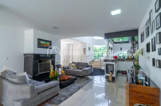 Imagem Aproveite a oportunidade de viver em uma casa encantadora, projetada por um arquiteto de renome, Aqu...