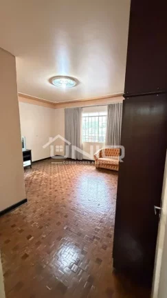 Imagem Casa com Amplo Terreno - No Centro