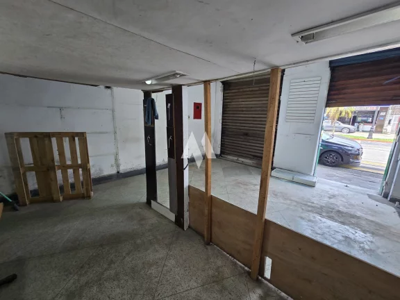 Imagem Sua Loja no Coração de Santos – Fachada Ampla, Banheiro e Mezanino