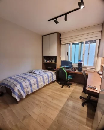 Imagem Apartamento reformado, com living para 02 ambientes, piso laminado , banheiro social, 03 dormitório...