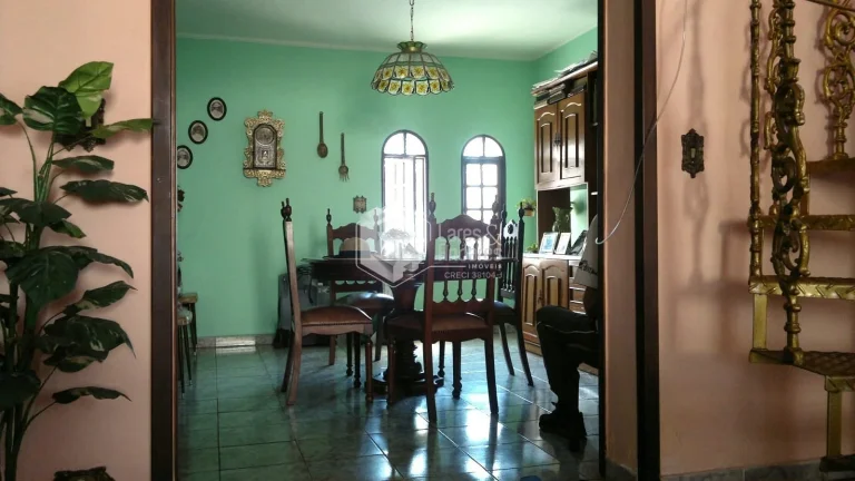 Imagem CASA À VENDA, COM 296M² COM 6 AMPLOS DORMS, COM 2 SUÍTES, 4 SALAS, COZINHA COM PLANEJADOS, CHURRASQUEIRA E 8 VAGAS - TREMEMBÉ - SP