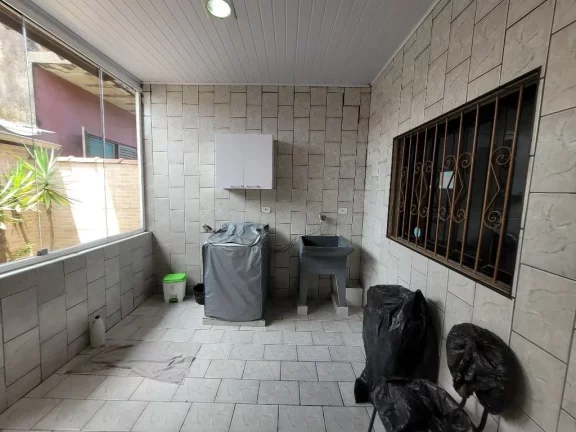 Imagem VICENTE DE CARVALHO- CASA TOTALMENTE REFORMADA , RICA EM ARMÁRIOS , GARAGEM PARA 04 AUTOS.