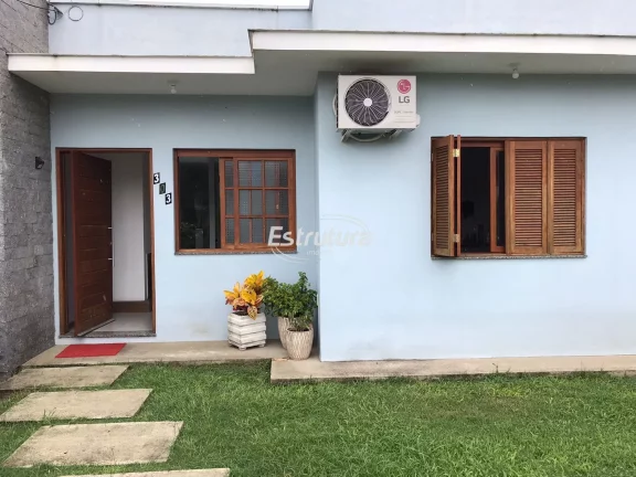 Casa semimobiliada com pátio amplo no bairro São José