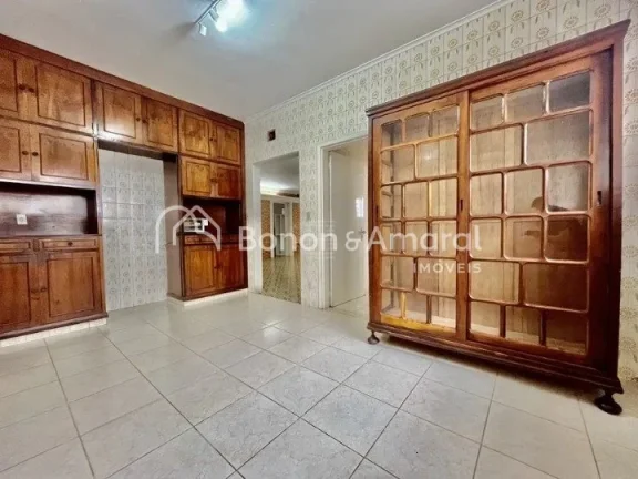 Imagem Casa com 5 dormitórios, sendo 3 suítes, e projetada com acessibilidade para deficientes (PcD). O i...