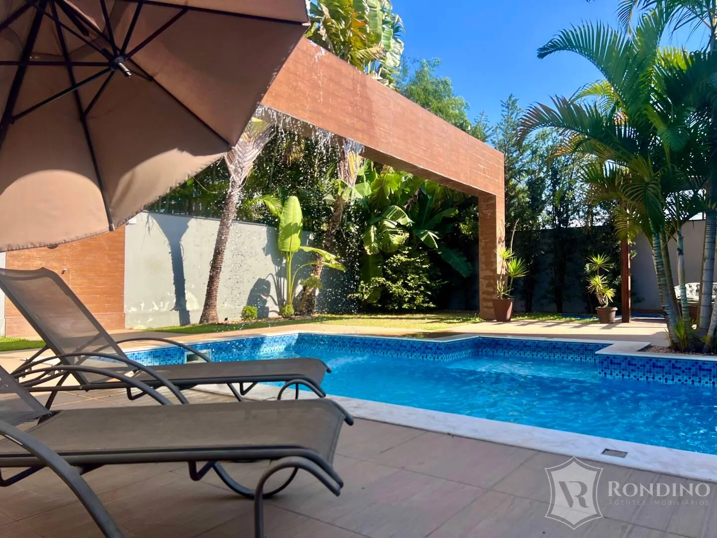 Imagem Sobrado Em condomínio, 5 suítes, cinema, duas piscinas aquecidas, e área gourmet