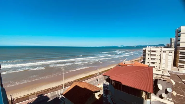 Imagem Apartamento à venda na praia de Gravatá em Navegantes, localizado na quadra mar, com 3 dormitórios, pronto para morar e semi mobiliado com a Adriano Carpes Imóveis.