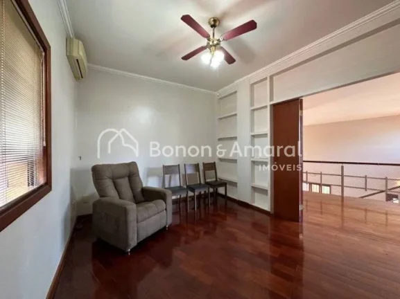Imagem Linda casa em condomínio fechado. No piso superior há um hall, 3 quartos com varanda, sendo uma su...