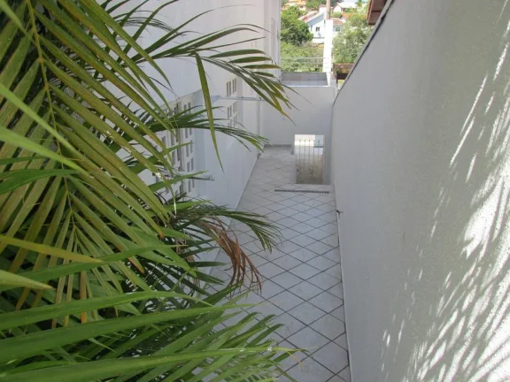 Imagem Casa no Res. Alpha 11 - 330m²