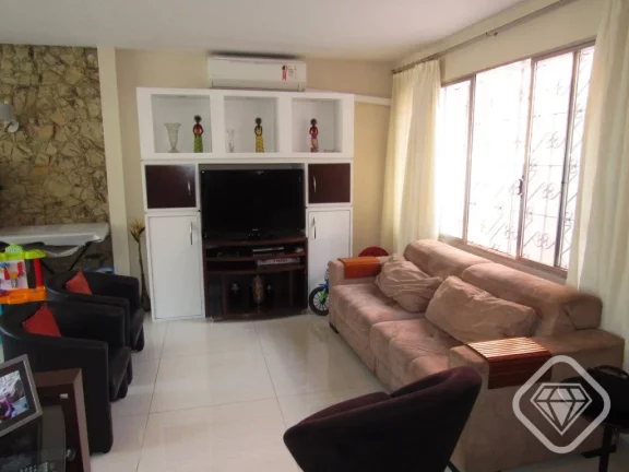 Imagem Residência ampla e charmosa no coração da Tristeza!

Brilhante Imóveis vende uma bela casa semi ...