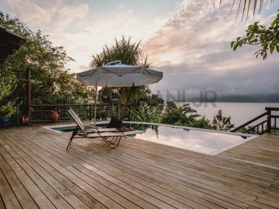 Imagem Linda costeira localizada na Região Norte da Ilha!!!! Piso superior: 3 suítes com varanda, sendo a suíte Master com banheira de hidromassagem e espa