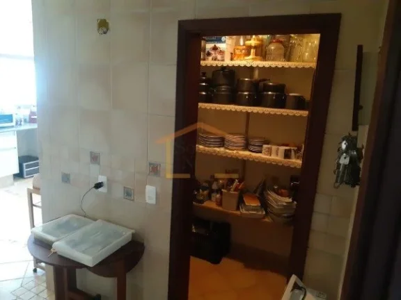 Imagem Casa em condomínio fechado, Imóvel térreo com desnível entre a área social e a área íntima, e...