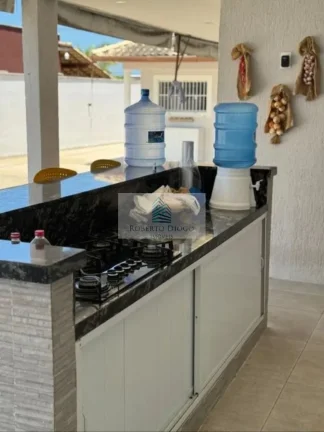 Imagem Casa à venda em Maricá-RJ: 2 quartos, 1 sala, 3 banheiros, 5 vagas de garagem, 141 m² no Jardim Atlântico Leste. Venha conferir!