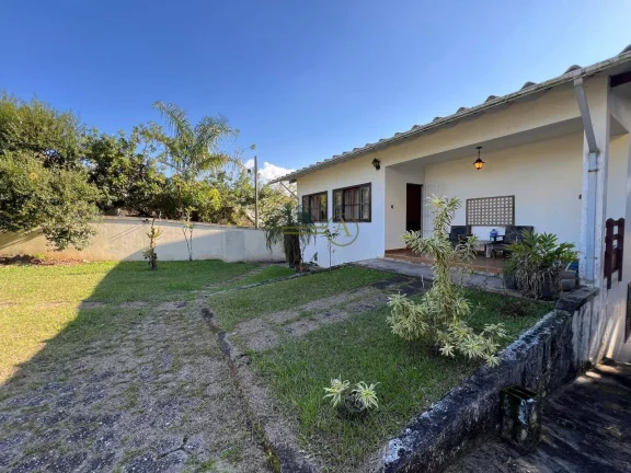 Imagem Casa ampla com 2 edículas e salão de festas perto da praia