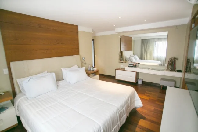 Imagem Apartamento 290M², 1 Por Andar, 3Q, 3 Suítes, 3 Banheiros, 4 Vagas, Academia, Piscina, Piscina Aquecida, Quadra, Salão de Jogos e Festas, Closet.