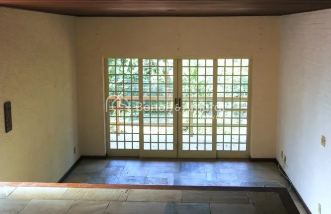 Imagem Linda casa à venda em condomínio fechado na região nobre de Sousas, a casa compõe:
4 quartos tod...