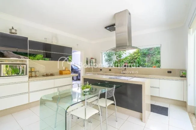 Imagem Aproveite a oportunidade de viver em uma casa encantadora, projetada por um arquiteto de renome, Aqu...