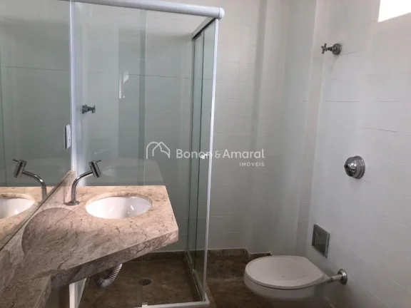 Imagem Oportunidade no Edifício Cristina, no Centro de Campinas. Este amplo apartamento totalmente reforma...