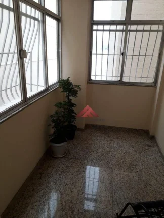 Imagem Excelente apartamento na praia de icaraí com pequena varanda lateral com vista parcial do mar,ampla sala de estar com 03 ambientes,sala de jantar,03