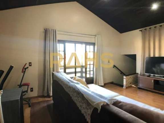 Imagem Sobrado com 2 suítes e 1 quarto, ampla área gourmet com churrasqueira e piscina, 2 vagas de garage...