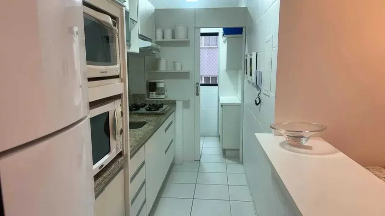 Imagem Apartamento mobiliado com 2 dormitórios sendo 1 suíte com sacada e 1 vaga de garagem