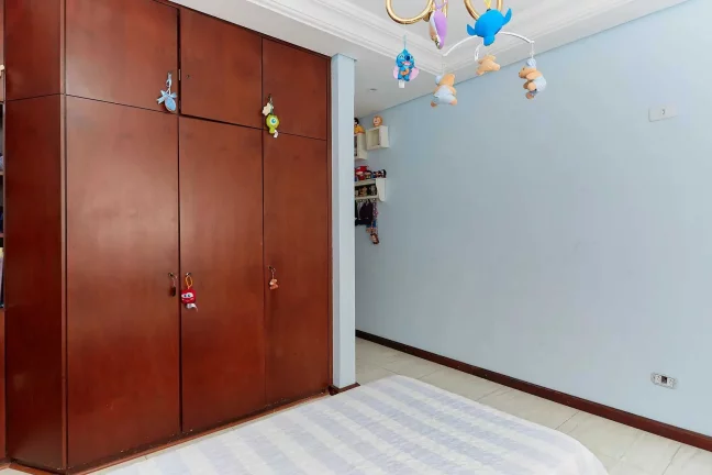 Imagem Residência com 4 Dormitórios sendo 1 Suíte, 4 Vagas de Garagem e Galpão Comercial.