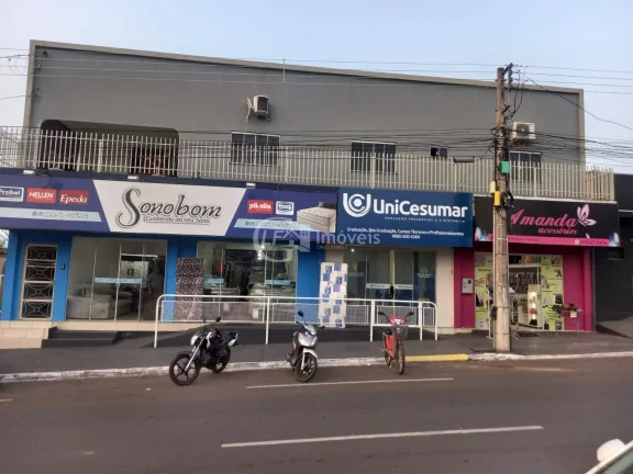 Imperdível oportunidade: Casa comercial de alto padrão à venda em Coxim-MS, no Centro! 3 quartos, 1 suíte, 1 sala, 5 banheiros, 1 vaga de garagem, 180m² de área.