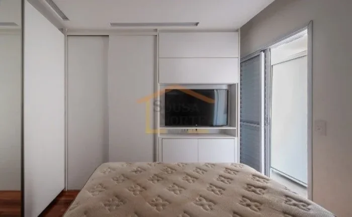 Imagem Apartamento de 114m².
O imóvel conta com 2 suítes espaçosas, ambas equipadas com móveis planeja...