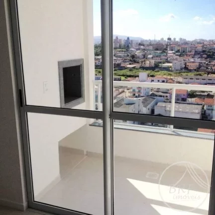 Imagem Vendo apartamento em Bairro Arreias São José SC, de três dormitórios, suíte, duas vagas livres, cozinha e área de serviço mobiliados.