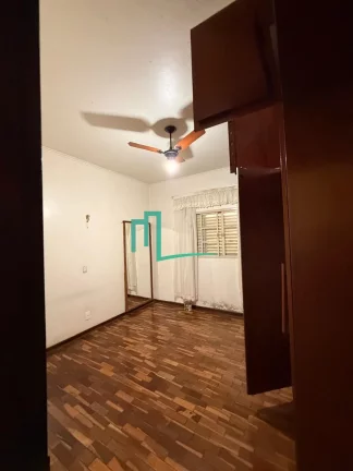 Imagem Casa à venda em Franca-SP, bairro Santo Agostinho: 03 quartos, 1 suíte, 1 sala, 3 banheiros, 2 vagas, 166 m². Venha conferir!