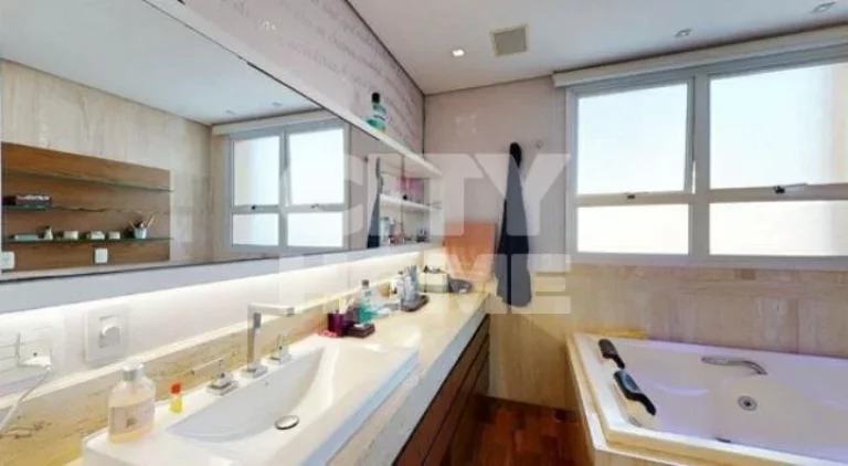 Imagem Excelente apartamento, com vista maravilhosa. Amplo living com lindo piso em madeira e varanda envid...