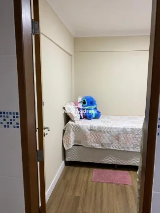 Imagem Apartamento 2 quartos reformado com 70m², piso laminado novo, cozinha planejada e banheiro renovado. Oportunidade! Não aceita financiamento bancário.
