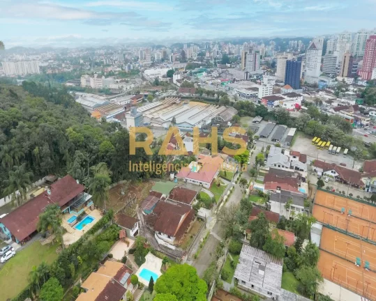 Imagem Localizado em uma região residencial privilegiada, com uma vista deslumbrante da majestosa Serra do...