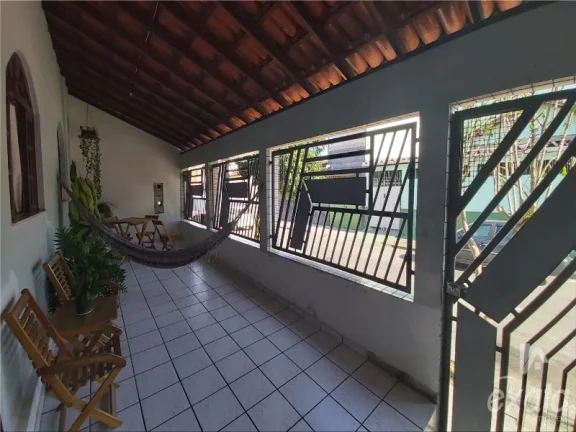 Imagem Manoel Plaza, casa com 3 quartos com 1 suite, sala e cozinha ampla, banheiro social, varandão, 3 vagas de garagem, terreno de 300 m²